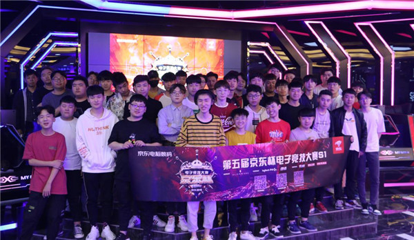 中展示出无 中展示出无